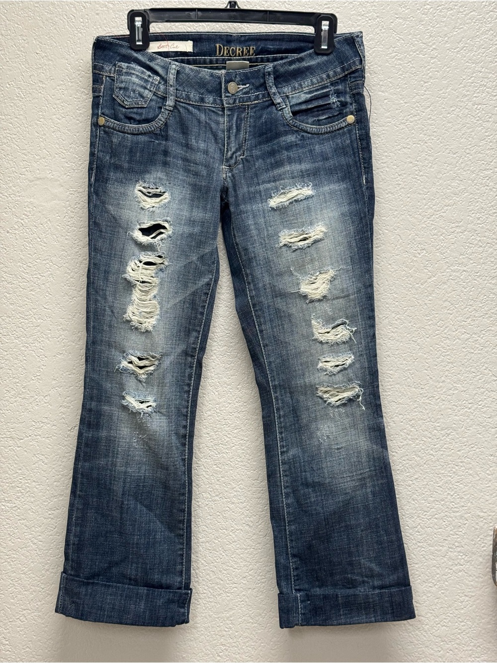 Decree Women's Distressed Blue Jeans cropped size 7 W16” Rise 8” IS 25